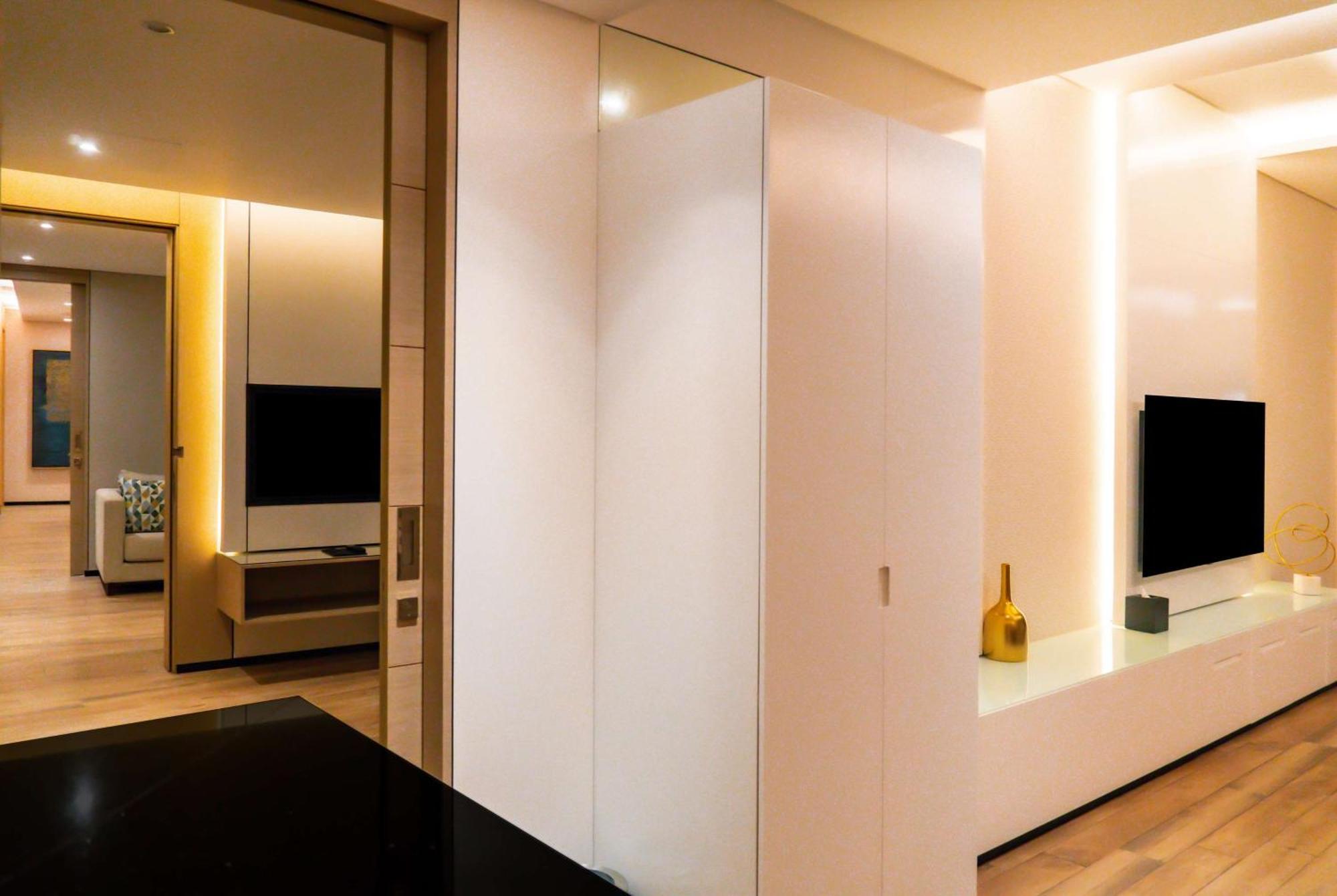 Hilton Bahrain Hotel มานามา ภายนอก รูปภาพ A room with a high-gloss finish