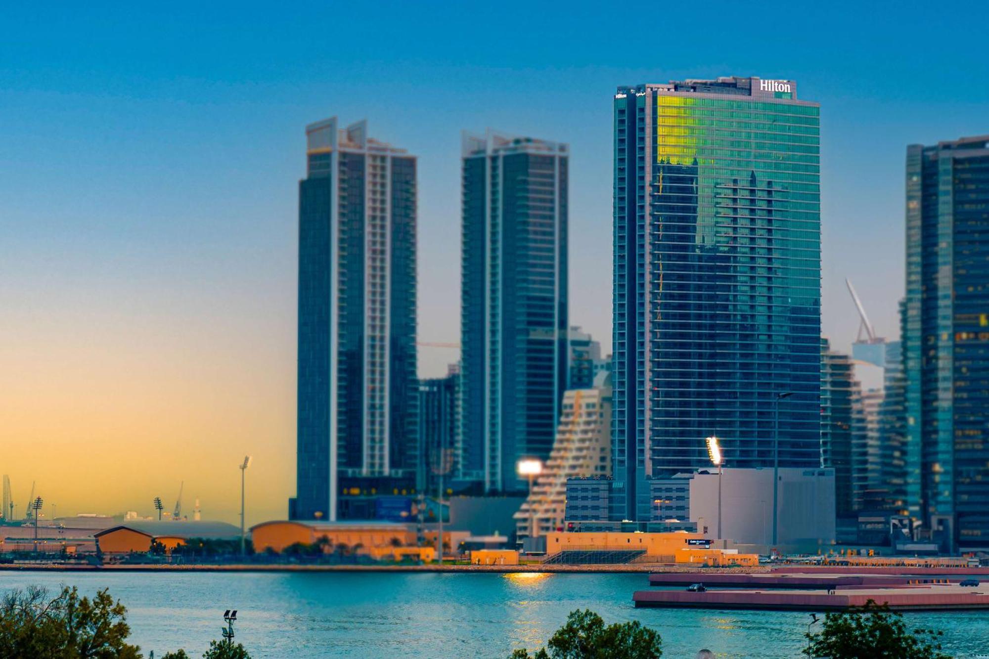 Hilton Bahrain Hotel มานามา ภายนอก รูปภาพ Marina skyline
