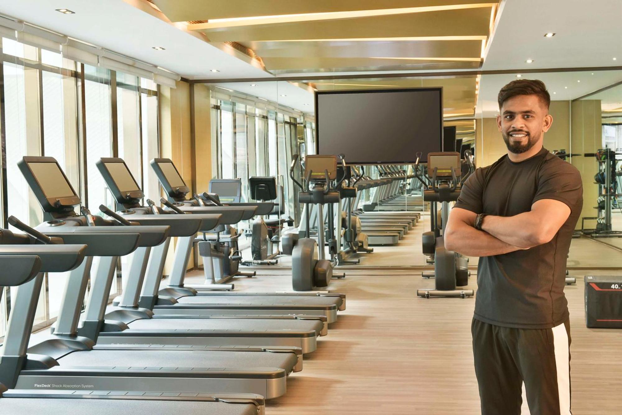 Hilton Bahrain Hotel มานามา ภายนอก รูปภาพ Personal trainer in a gym